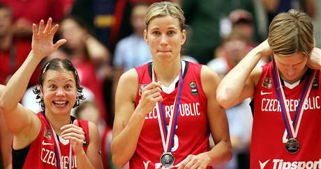 eské basketbalistky Veronika Bortelová, Ivana Veeová a Jana Veselá (zleva) se radují ze stíbrných medailí s trenérem Luborem Blakem