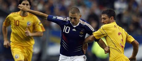 V OBLEEN. Francouz Karim Benzema se probj obranou Rumunska.