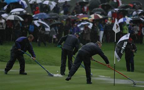 Prvn kolo Ryder Cupu 2010 poznamenalo poas - drba hit vyhn vodu z green.