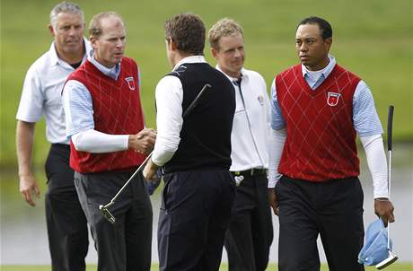 Gratulace soupee vtzi Leemu Westwoodovi (otoen zdy) - poraen Steve Stricker vlevo a Tiger Woods vpravo.