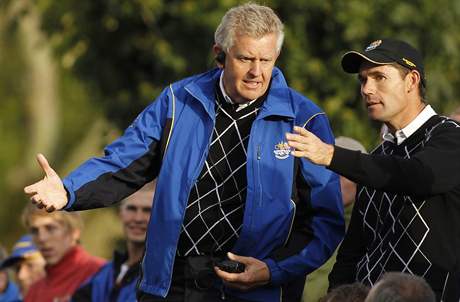 Evropsk kapitn Colin Montgomerie byl pi Ryder Cupu neustle v akci - zde diskutuje s Padraigem Harringtonem.