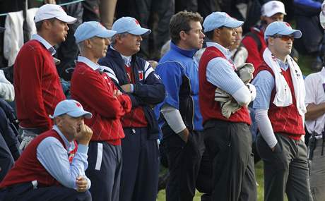 Rydercupov kapitn USA Corey Pavin - se zaloenma rukama a skryt v davu.