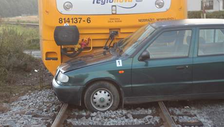 V Týnci nad Sázavou se stetl vlak s automobilem. Ilustraní foto.