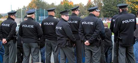 Policisté hledají faleného kolegu, který okrádá koláky v Hradci Králové.