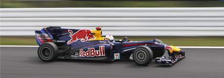 Vettel s vozem Red Bull na dráze v Suzuce