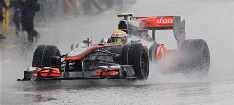 Lewis Hamilton na trati v zplavch vody tetho trninku GP Japonska.