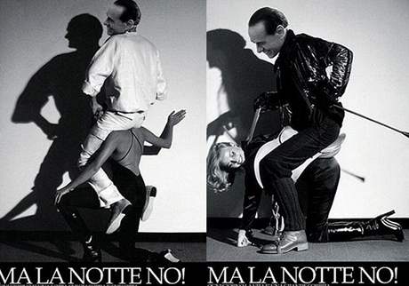 Italský premiér Silvio Berlusconi je na billboardech vyobrazen, jak jezdí na modelkách jako na koni