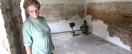 Marta Holcová z Vísky tvrdí, e obnova jejího domu do pvodního stavu bude trvat minimáln do jara 2011.