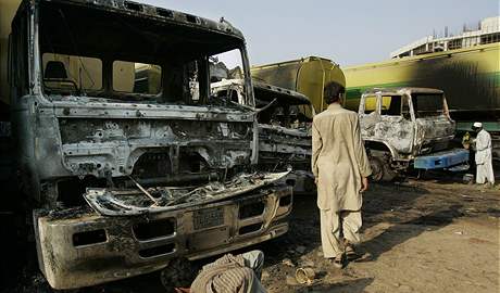Ozbrojenci z Talibanu zaplili u Islmbdu 27 cisteren s palivem pro NATO (4. jna 2010)