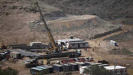 Vrtná ploina se snaí provrtat k chilským horníkm, kteí jsou uvznní 700 metr pod zemí