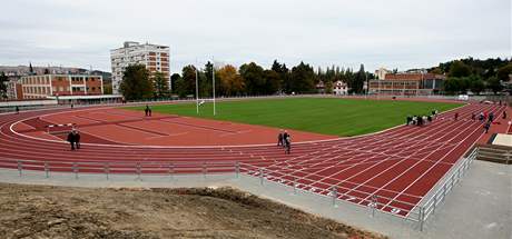 Stadion mládee ve Zlín má za sebou první etapu rekonstrukce. Získal nový povrch.