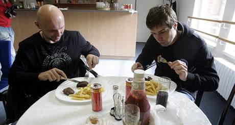 Manaer PSG Zln Miroslav Michalovsk pipravil steaky z argentinsk svkov pro zlnsk hokejisty za odmnu.