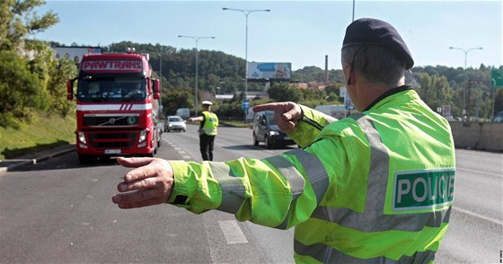 Kamiony vjídí na Jiní spojku, akoliv tam nesmjí. Policisté je zastavují.