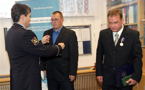 Policejní prezident Oldich Martin vyznamenal spolu s ministrem vnitra Radkem Johnem policisty, kteí zasahovali pi pepadení smnárny v Krnov. (9. íjna 2010)