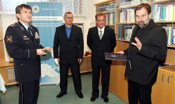 Policejní prezident Oldich Martin vyznamenal spolu s ministrem vnitra Radkem Johnem policisty, kteí zasahovali pi pepadení smnárny v Krnov
