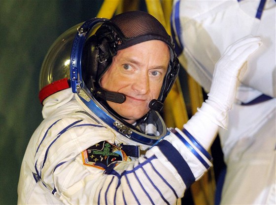 Americký astronaut Scott Kelly se v beznu 2015 vydá na ob욞nou dráhu, jeho bratr Mark zstane na Zemi.