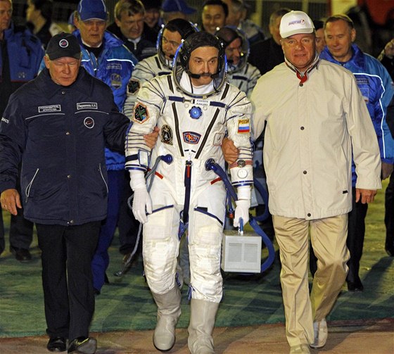 Kosmonauti Alexandr Kaleri, Oleg Skripoka a Scott Kelly ped startem Sojuzu TMA-M 