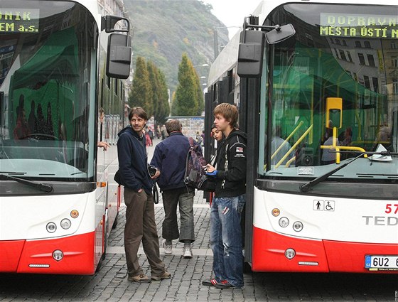 Ústecký dopravní podnik nakoupil na pímstské linky nové nízkopodlaní autobusy Tedom a Solaris.