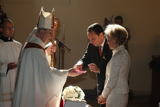 Obad stíbrné svatby manel Czerninových se odehrál v Chudenicích za pítomnosti plzeského biskupa Frantika Radkovského