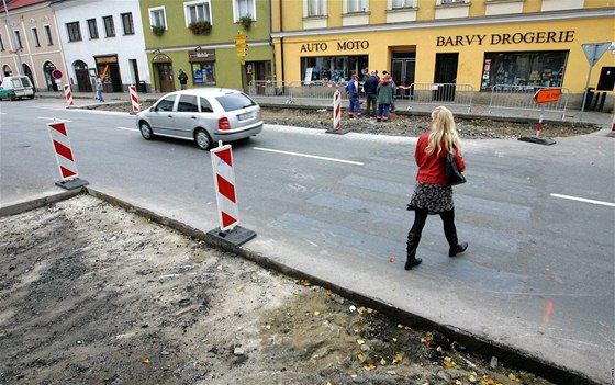 Zruené pechody v Pibyslavi nahradí brzy nové, díky zúení silnice budou bezpenjí.