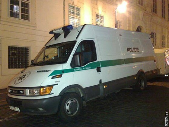 Policie zasahuje u podezelých krabiek na rohu ulic Karmelitská a Trit na Malé Stran