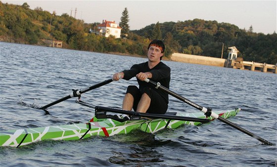 Michal Proke na svém skifu pi tréninku na Brnnské pehrad