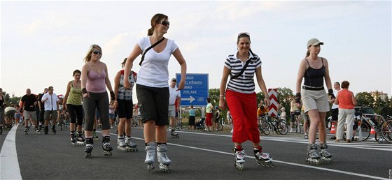 Nový silniní obchvat Moravských Budjovic si jet ped idii uijí bruslai a cyklisté. Ilustraní foto