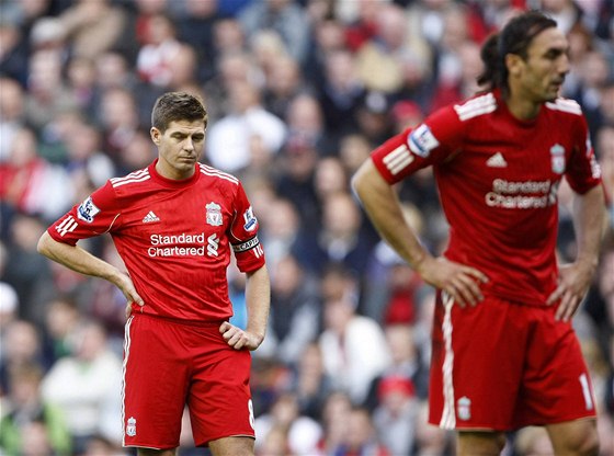 NEDAÍ SE. Zklamaní Steven Gerrard (vlevo) a Sotirios Kyrgiakos po domácí poráce s Blackpoolem