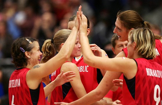 eské basketbalistky se radují ze stíbrných medailí