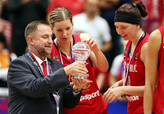 eské basketbalistky se radují ze stíbrných medailí s trenérem Luborem Blakem