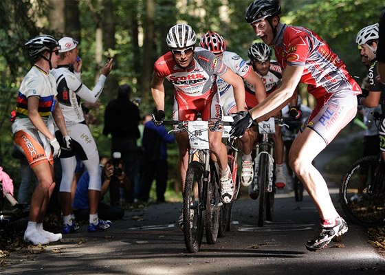 Oderská Mlýnice 2010. Diváci a jezdci ve vraedném stoupání do druhého kola