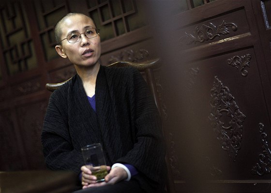 ínského disidenta Lioua Siao-poa navtívila ve vzení jeho ena. Úady pak na ni uvalily domácí vzení.
