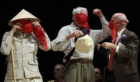 Laureáti skutených Nobelových cen Roy Glauber (fyzika), Sheldon Glashow (fyzika) a James Muller (mír) pi pedávání tch ertovných prokázali, e dámské prádlo lze pouít i jako nouzovou plynovou masku. (1. íjna 2010)