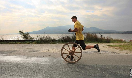 Závodníci kouleli 12,5 kilogramu tké loukoové kolo z Lednice na Beclavsku do Brna (2. íjna 2010)