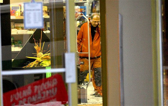 Kriminalisté vyetují pepadení smnárny v obchodním domu Prior v Krnov. (30. záí 2010)