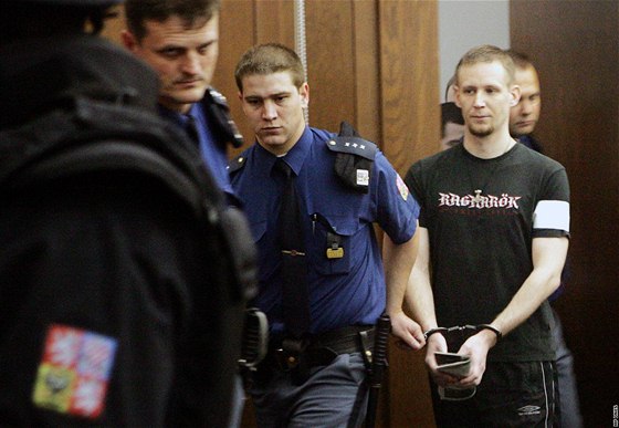 Policisté pivádjí Jaromíra Lukee k soudu v Ostrav. (5. íjna 2010)