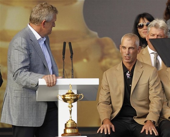 Rydercupoví kapitáni - vítz Colin Montgomerie s trofejí a sedící poraený Corey Pavin.