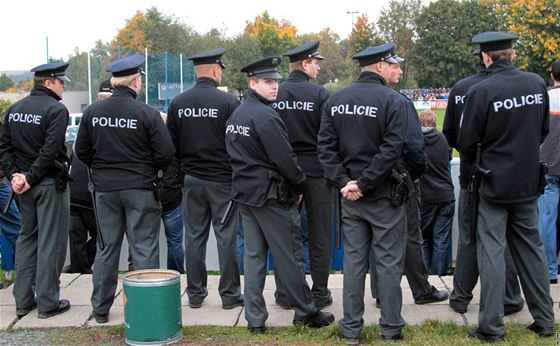 Policisté hledají faleného kolegu, který okrádá koláky v Hradci Králové.