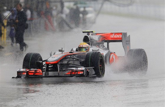 Lewis Hamilton na trati v záplavách vody tetího tréninku GP Japonska.
