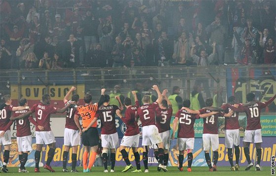Sparantí fotbalisté se po výhe v Olomouci radují se svými fanouky.
