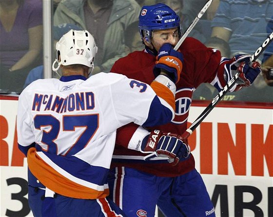 Tomá Plekanec z Montrealu elí ataku Deana McAmmonda z New Yorku Islanders.