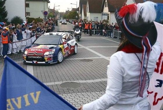 Sébastien Loeb zdraví diváky pi Francouzské rallye