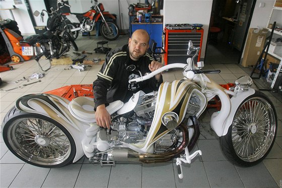 Na zakázku vyrobený unikátní motocykl Vortep, který postavil Miroslav ika ve své díln v Písku.