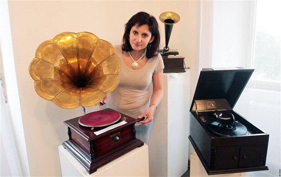 Vystavené gramofony pipomínají kouzlo starých as.