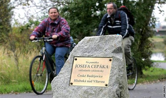 Pomník,  který pipomíná památku Josefa Cepáka, na cyklostezce z eských Budjovi do Hluboké nad Vltavou.