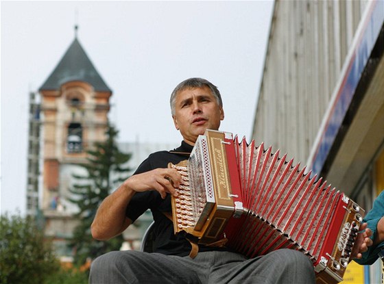 Starosta Chodova Josef Hora zahrál pi pedvolební akci na harmoniku.