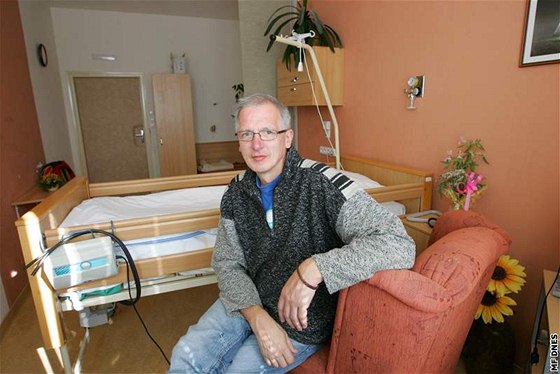 Vojtch Zikmund z Hospicového hnutí - Vysoina ukazuje pokoj, kde mohou lidé proít poslední dny ivota.