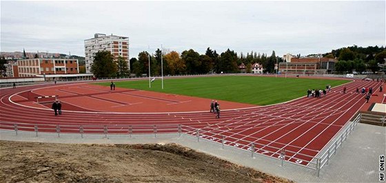 Stadion mládee ve Zlín má za sebou první etapu rekonstrukce. Získal nový povrch.