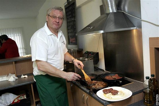 Manaer PSG Zlín Miroslav Michalovský pipravil steaky z argentinské svíkové pro zlínské hokejisty za odmnu.