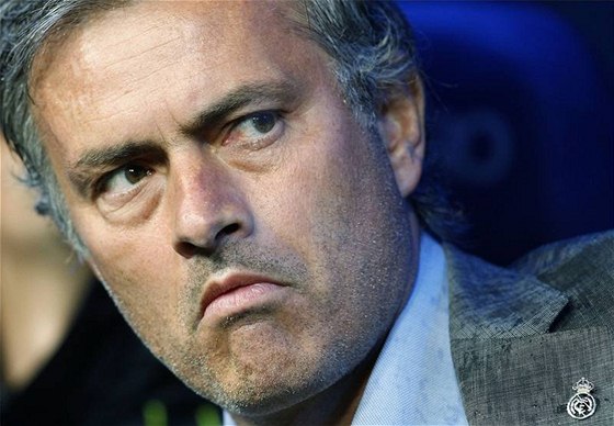 SPOKOJENOST? Je José Mourinho spokojený s výkonem Realu Madrid? To není poznat, ani kdy jeho svenci válcují Deportivo La Corua.